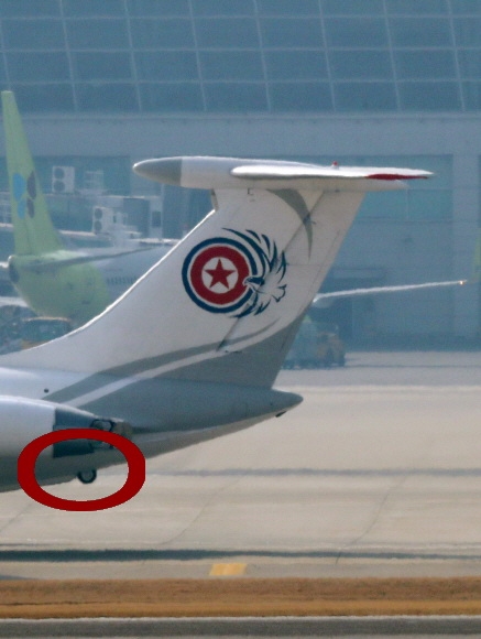 김여정을 태우고 인천국제공항에 도착한 북한의 공군1호기 IL-62의 접혀져 있는 꼬리바퀴(붉은 원 안).