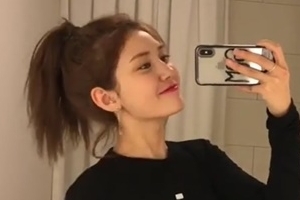 전소미, 깜찍 포즈에 드러난 잘록 허리 ‘복근 눈길’