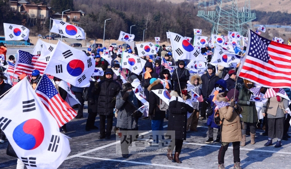 2018 평창 동계올림픽의 개막식이 열릴 예정인 9일 오후 강원도 평창군 대관령면 대관령 환승 주차장에서 남북 공동입장 및 단일팀에 반대하는 단체들이 태극기 집회를 하고 있다. 박지환 기자 popocar@seoul.co.kr