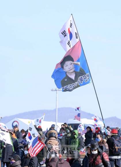 2018 평창 동계올림픽의 개막식이 열릴 예정인 9일 오후 강원도 평창군 대관령면 대관령 환승 주차장에서 남북 공동입장 및 단일팀에 반대하는 단체들이 태극기 집회를 하고 있다. 박지환 기자 popocar@seoul.co.kr