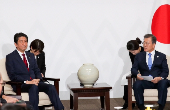 문재인 대통령 시선 외면한 아베 일본 총리