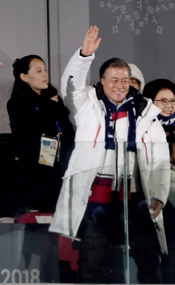 9일 올림픽 개막식에 참가한 문재인 대통령과 김여정이 인사를 나누고 있다. 2018. 02. 09 박지환 기자 popocar@seoul.co.kr
