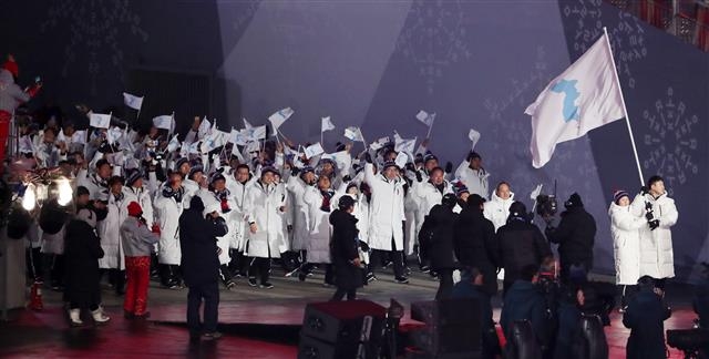 ‘11년만에 다시 한반도기 는 남북한 선수단’