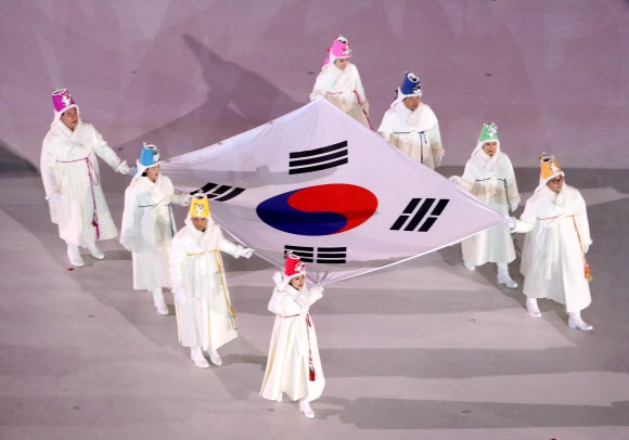 9일 평창 올림픽스타디움에서 열린 평창동계올림픽 개회식에서 한국을 대표하는 스포츠 영웅 8명이 태극기를 들고 입장하고 있다. 평창 연합뉴스