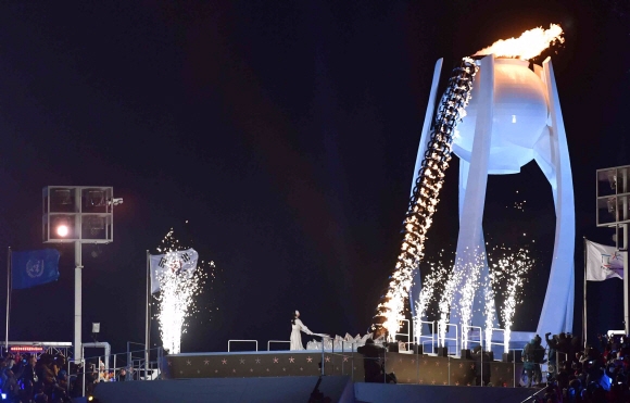제23회 평창동계올림픽이 9일 막을 올렸다. 사진은 김연아가 점화한 성화가 철제 링을 타고 올라가 백자 모양 성화대의 불을 밝히고 있다. 평창 박지환 기자 popocar@seoul.co.kr
