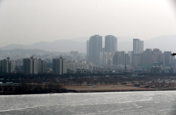 한파가 맹위를 떨치면서 물러났던 ’불청객’ 미세먼지가 날이 풀리자 다시 찾아왔다. 서울시는 10일 낮 12시부로 시내에 초미세먼지(PM-2.5) 주의보를 발령했다고 밝혔다. 10일 오후 서울 광진구에서 바라본 강남 일대가 부옇게 흐려보이고 있다.  연합뉴스