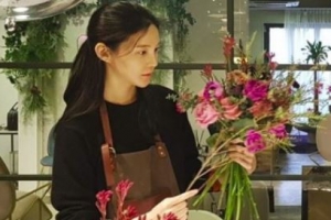 ‘예비맘’ 차예련, 임신 중에도 여전한 미모...‘플라워 레슨’으로 태교 중