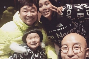 방송인 홍석천, 강원래 가족과 인증샷...‘아빠 판박이’ 선이 공개