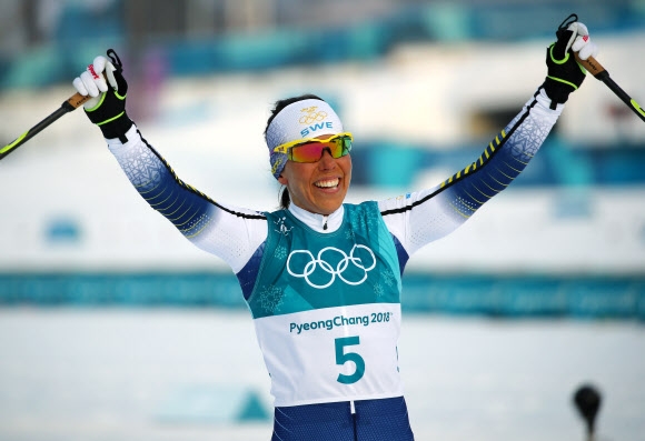 10일 오후 강원도 평창 알펜시아 크로스컨트리센터에서 열린 여자 7.5km+7.5km 스키애슬론 경기에서 스웨덴 샬로테 칼라(5번)가 가장 먼저 결승선을 통과하고 있다.  연합뉴스