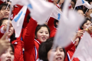 북한 응원단, 한국 선수 응원도 한반도기 흔들며 힘차게