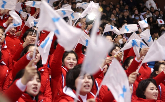 [올림픽] 한반도기 흔들며 응원하는 북한 응원단