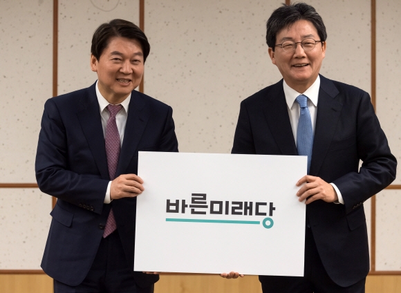 안철수 국민의당 대표와 유승민 바른정당 대표가 지난 9일 국회에서 바른미래당 PI(party identity·정당 이미지)를 소개하고 있다. 이종원 선임기자 jongwon@seoul.co.kr