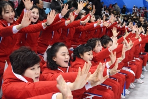 [서울포토] 손 흔들며 응원하는 북한 응원단