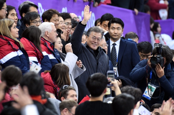 문제인 대통령이 2018 평창동계올림픽  쇼트트랙을 관람하기 위해 10일 오후 강릉아이스아레나를 찾아 관람객들에게 손을 흔들어 인사를 하고 있다.  강릉 박지환 기자 popocar@seoul.co.kr