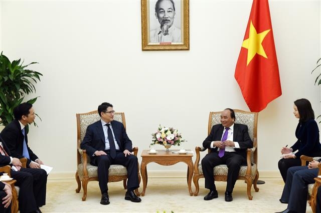 조현준(왼쪽 두 번째) 효성 회장이 지난 8일 베트남 하노이 총리 공관에서 응우옌쑤언푹(세 번째) 총리와 이야기를 나누고 있다.  효성 제공