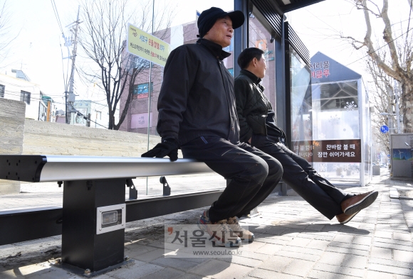 따뜻하게 기다리세요…서울 서초구 버스정류장 ‘온돌 의자’