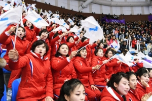 [HOT 평창] “우리는 하나”… 北응원단, 남한선수 이름 외치며 열광적 응원