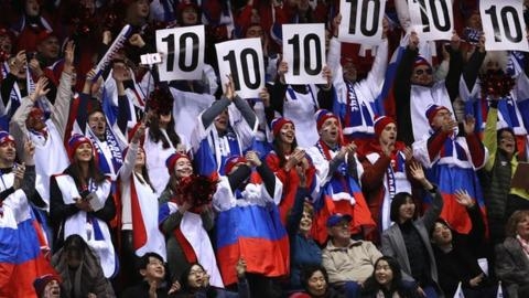 러시아 국기를 온몸에 휘감은 러시아 응원단이 10점 만점을 요구하고 있다. BBC 홈페이지 캡처 