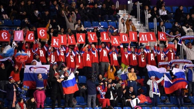 러시아 선수 이름 에브게니아와 블라디미르, 러시아 인 마이 하트를 한 철자씩 나눠 플래카드 쇼를 펼치는 러시아 응원단. BBC 홈페이지 캡처 
