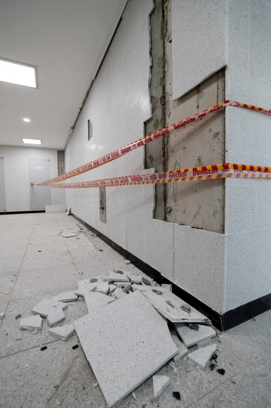 ’벽체 떨어지고 갈라지고’…포항 지진으로 학교도 피해