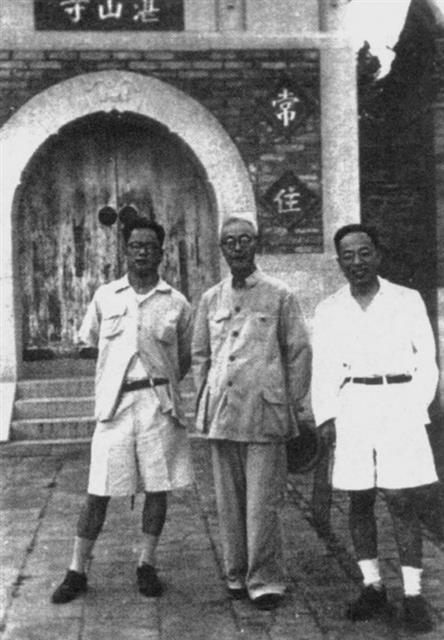 ‘중국역사지도집’을 만든 탄치샹(왼쪽)과 구제강(顧&#38945;剛·가운데)은 1950년대 후반~1960년대 초반 베이징대학에서 북한의 리지린를 가르친 역사학자로서 고사변파의 대표학자다. 1957년.