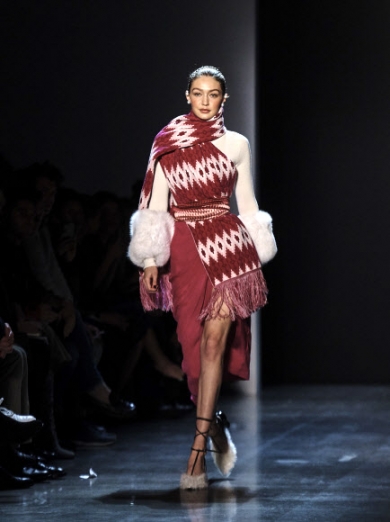 모델 지지 하디드가 11일(현지시간) 미국 뉴욕에서 열리고 있는 ‘뉴욕 패션 위크’중 디자이너 프라발 구룽(Prabal Gurung)의 패션쇼에서 런웨이를 걷고 있다.<br>AP 연합뉴스