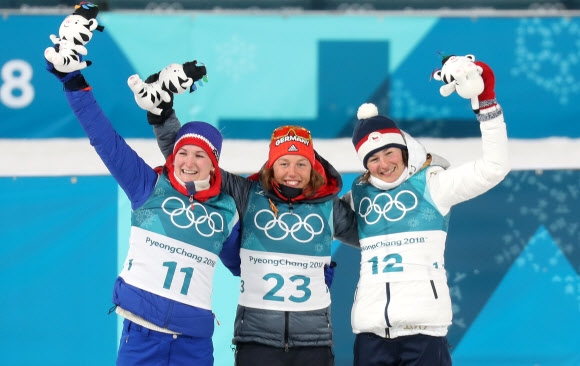 바이애슬론 여자 7.5km 스프린트 시상식 지난 10일 강원도 평창군 알펜시아 바이애슬론센터에서 열린 2018 평창동계올림픽 바이애슬론 여자 7.5km 스프린트 경기에서 금메달을 차지한 독일의 로라 달마이어(가운데)가 시상대에서 인사하고 있다. 왼쪽은 2위 마르테 올스부(노르웨이), 오른쪽은 3위 베로니카 비트코바(체코). 선수들은 시상품인 ‘어사화 수호랑’을 들어보였다. 2018.2.10 연합뉴스