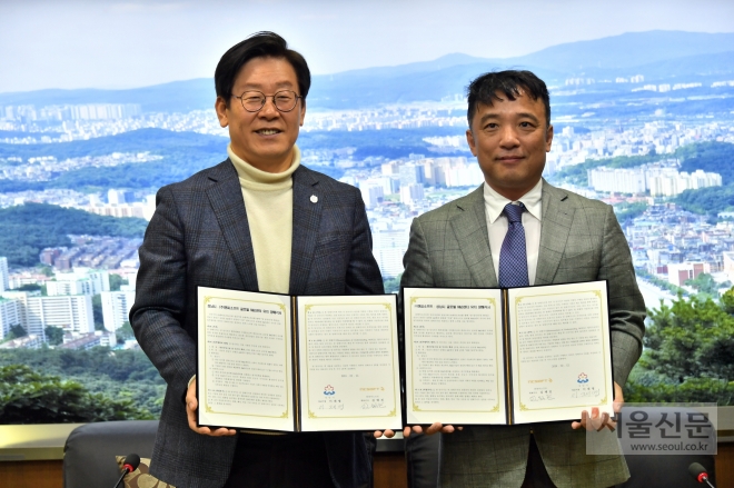 이재명(왼쪽) 시장과 김택진 대표이사가 12일 오후 성남시청에서 분당구 삼평동에 엔씨소프트 글로벌R&D센터를 설립하기 위한 양해각서를 체결하고 기념사진을 찍고 있다. (성남시청 제공). 