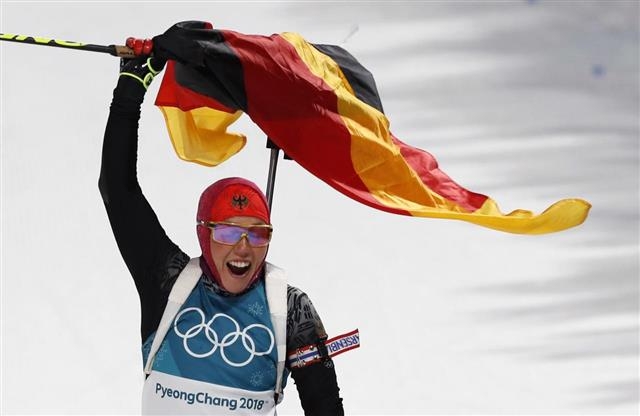 라우라 달마이어(독일)가 12일 강원 평창 알펜시아센터에서 열린 평창동계올림픽 바이애슬론 여자 10㎞ 추적 경기에서 30분35초30으로 가장 먼저 결승선을 끊어 대회 첫 2관왕을 차지한 뒤 국기를 흔들며 기뻐하고 있다. 평창 로이터 연합뉴스