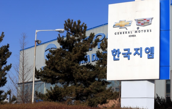 13일 오전 폐쇄가 결정된 제네럴모터스(GM) 전북 군산 공장이 한적한 모습을 보이고 있다.  연합뉴스