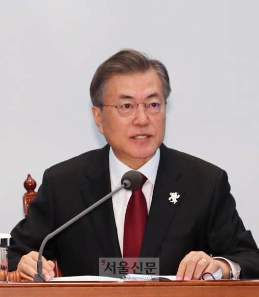 문재인 대통령이 13일 오전 여민관에서 열린 국무회의에서 모두 발언을 하고 있다. 안주영 기자 jya@seoul.co.kr