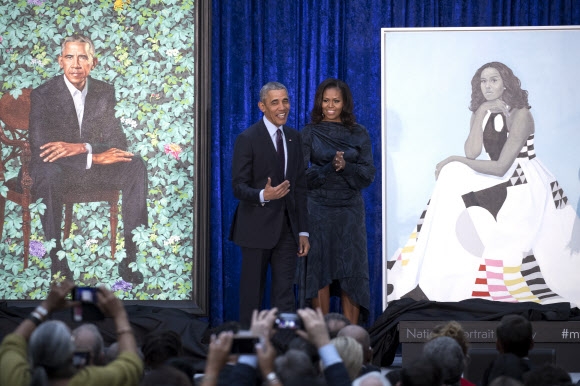 12일(현지시간) 미국 워싱턴DC의 스미소니언 국립초상화갤러리에 버락 오바마 전 대통령과 부인 미셸 오바마 여사의 초상화가 나란히 걸렸다. EPA 연합뉴스