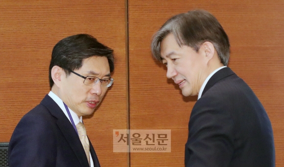 13일 오전 청와대 여민관 영상회의실에서 열린 제 7회 국무회의에 앞서 박상기 법무부 장관과 조국 민정수석이 이야기를 나누고 있다. 안주영 기자 jya@seoul.co.kr