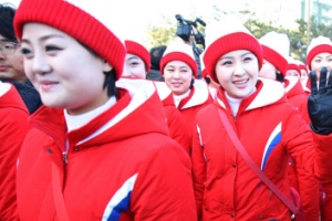 북한 응원단 경포 나들이 “이뻐요” 아이들 외침에 미소