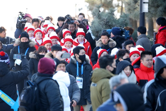 [올림픽] 첫 나들이 나선  북한 응원단