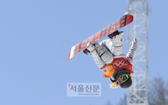 클로이 김이 13일 평창 휘닉스 스노경기장에서 열린 평창동계올림픽 여자 하프파이프 결선에서 펄쩍 뛰어올라 묘기를 넘고 있다. 박지환 기자 popocar@seoul.co.kr