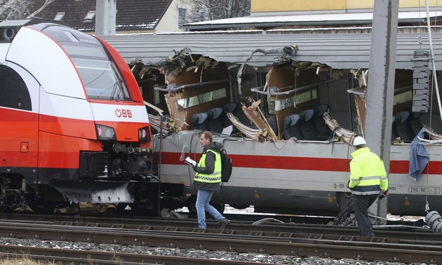 구조대원들이 지난 12일(현지시간) 오스트리아 니클로스부르크에서 발생한 충돌사고로 처참하게 찢겨진 열차를 살펴보고 있다.AP 연합뉴스