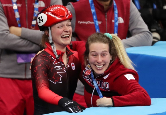킴 부탱(왼쪽)이 지난 13일 평창동계올림픽 쇼트트랙 여자 500m 결승에서 최민정의 실격으로 동메달을 확정짓자 기뻐하고 있다.2018.2.13