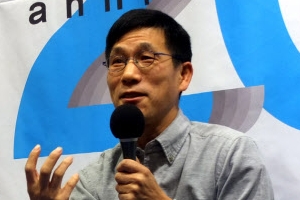 진중권, 정봉주 ‘오징어 먹물’ 전술 비판…“엉뚱한 시간대 먹물 뿌리고 내뺐다”