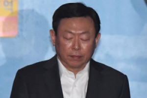 “면세점 탈락 위기 신동빈, 朴 도움 바라고 돈 건네”