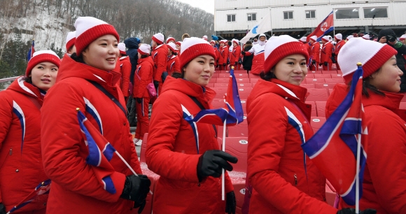 14일 강원도 평창 용평알파인스키장에서 북한응원단이 경기가 연기되자 퇴장하고 있다.  박지환 기자 popocar@seoul.co.kr