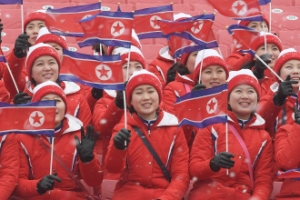 [서울포토] 인공기 흔들며 응원하는 北 응원단