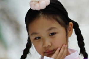 엄태웅 딸 엄지온, 깜찍 한복 자태 “새해 복 많이 받으세요”