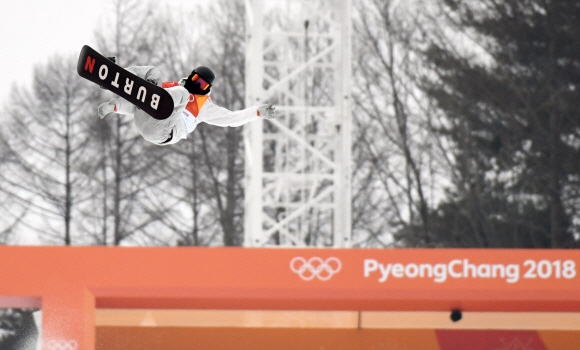 14일 오전 평창 휘닉스 스노 경기장에서 열린 2018 평창 동계올림픽 남자 하프파이프 결승에서 미국 숀화이트가 점프 연기를 하고 있다.  박지환 기자 popocar@seoul.co.kr
