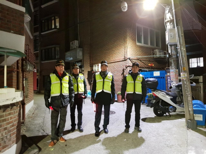 서울 성동구 금호동1가 자율방범대원들과 응봉파출소 경찰관들이 지난 14일 오후 금호동1가 주택가를 돌며 지역민들의 안전을 지키고 있다. 성동구 제공 
