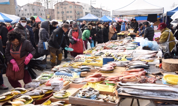 14일 성남 모란시장에 설 제수용품을 구입하러 나온 사람들로 북적이고 있다. 최해국 seaworld@seoul.co.kr
