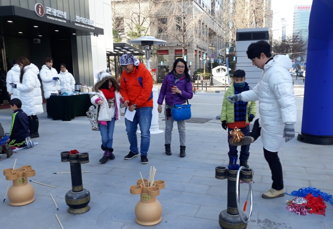 한 가족이 한국관광공사 서울센터 야외광장에서 토호놀이를 즐기고 있다. 한국관광공사 제공 