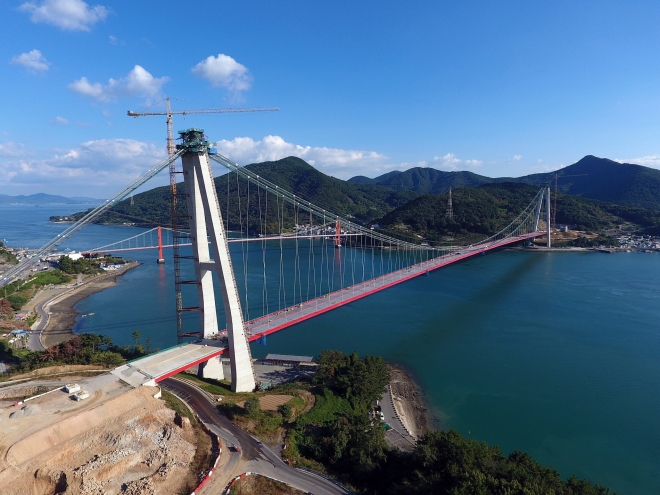 오는 9월 개통예정으로 건설되고 있는 남해~하동 새 연륙교. 국가지명위에서 교량 명칭이 노량대교로 결정됐다.