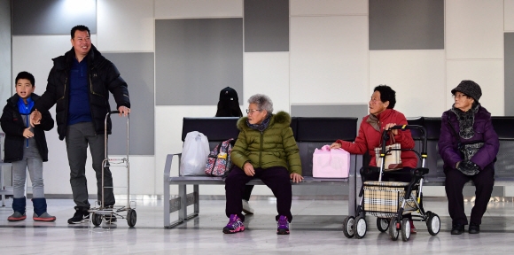 “우리 손자는 언제 오려나”… 가족 기다리는 역귀성 할머니 