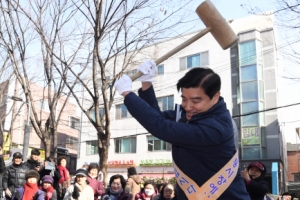 [현장 행정] 떡메치는 소리  ‘쿵더덕~ ’ 전통시장 활력  ‘으라차~ ’